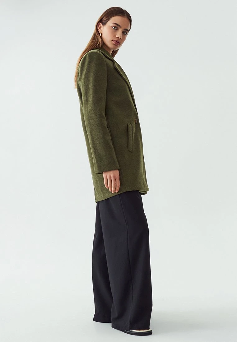 Calli Ashleigh- Abrigo Corto - Khaki 7 Calli Ashleigh- Abrigo Corto - Khaki - Imagen 5