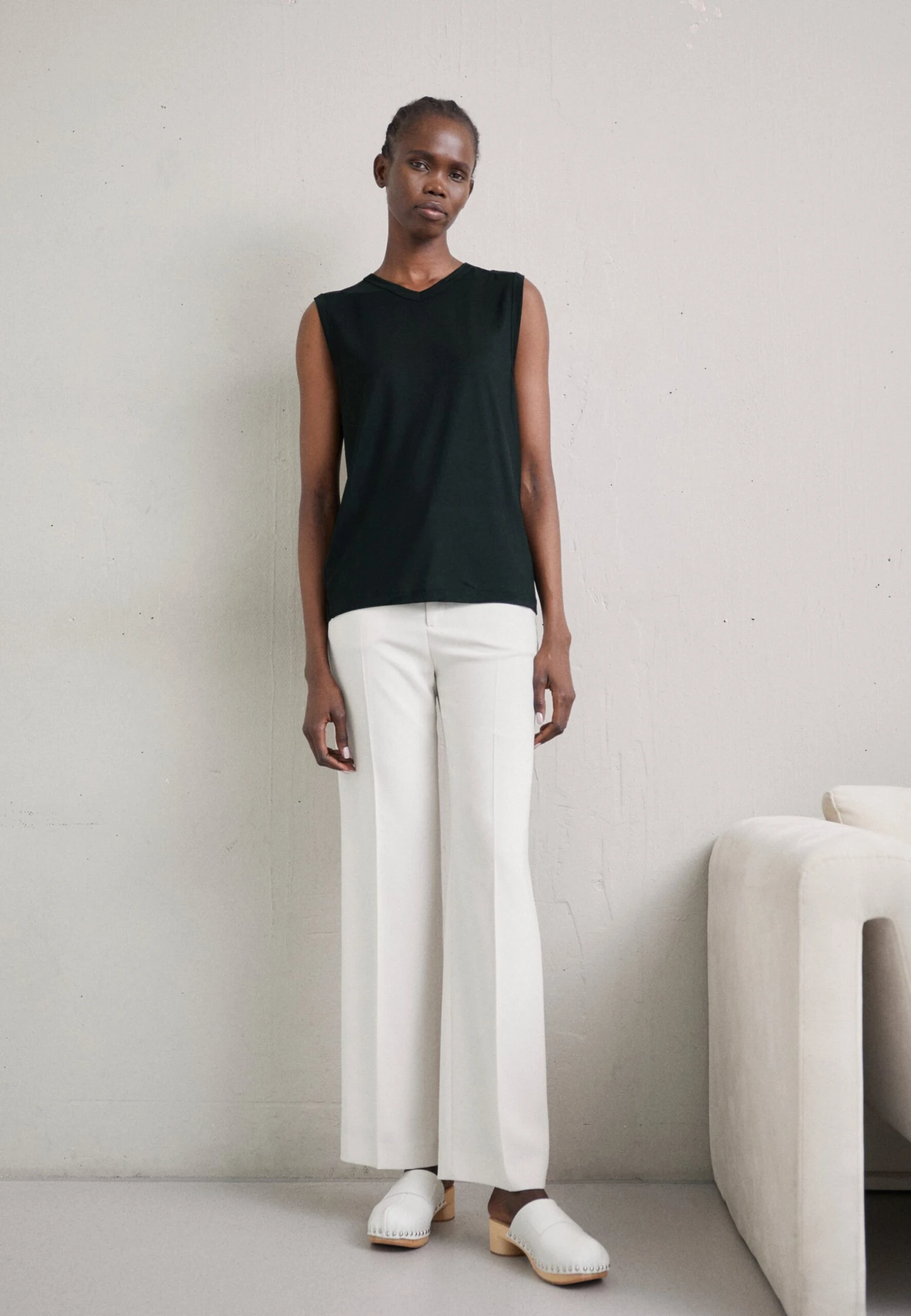 Filippa K V-Neck Tank- Top - Black 4 Filippa K V-Neck Tank- Top - Black - Imagen 2