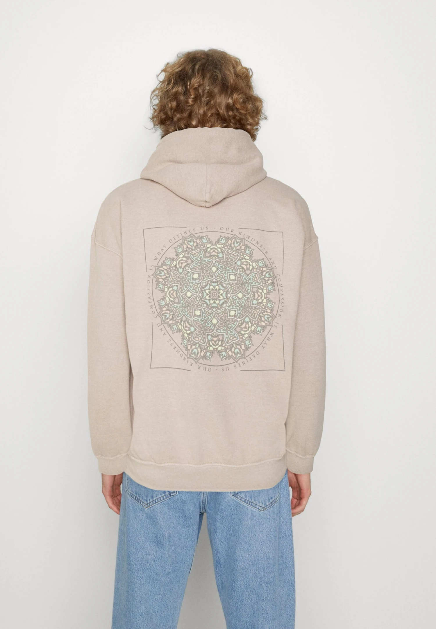 BDG Urban Outfitters Mandala Hoodie Unisex - Jersey Con Capucha - Beige 5 BDG Urban Outfitters Mandala Hoodie Unisex - Jersey Con Capucha - Beige - Imagen 3