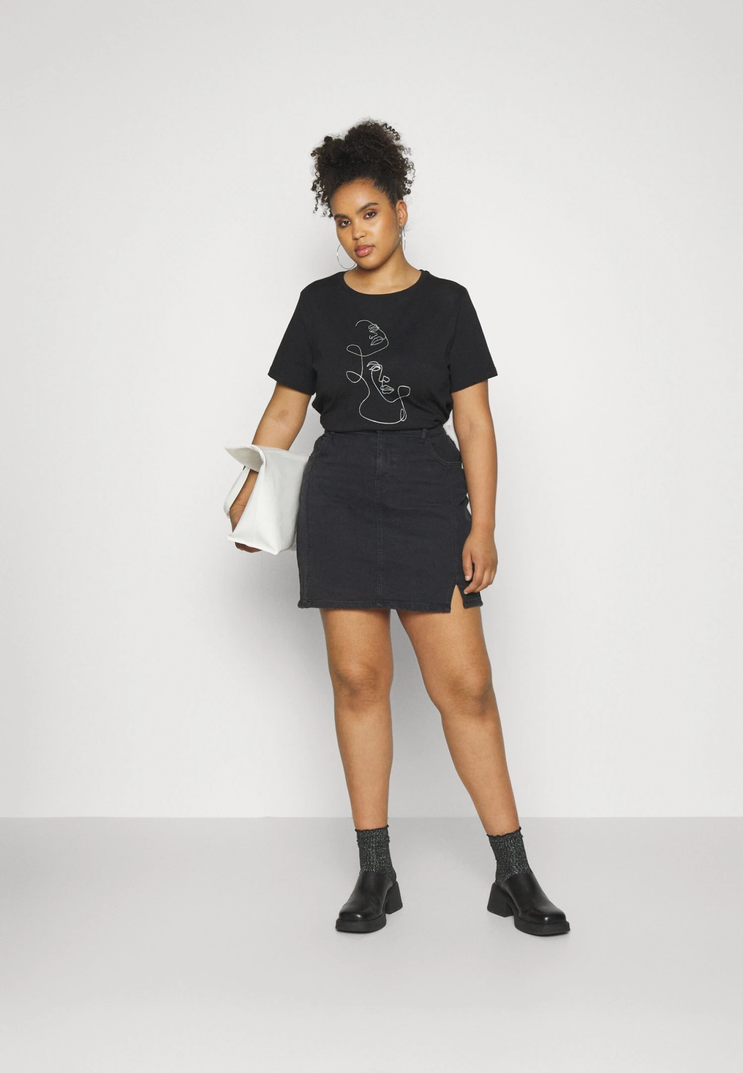 ONLY CARMAKOMA Carsalli Tee - Camiseta Estampada - Black 4 ONLY CARMAKOMA Carsalli Tee - Camiseta Estampada - Black - Imagen 2