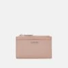 Calvin Klein Monedero - Cafe Au Lait Mono 2 Calvin Klein Monedero - Cafe Au Lait Mono -Tienda De Moda Femenina 21d5d3272efa4a66b817fc81eb7e533a