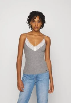 Hollister Co. 3 Pack - Top - White/Grey/Black -Tienda De Moda Femenina 237beae7cb1b4619b0a802c29fce415d