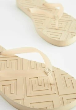 Next Monogram Detailing Standard - Sandalias De Dedo - Sand Natural -Tienda De Moda Femenina 33963780dcb146b986e3718c442e666b