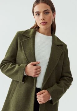 Calli Ashleigh- Abrigo Corto - Khaki 11 Calli Ashleigh- Abrigo Corto - Khaki -Tienda De Moda Femenina 3bd8b5539e784b6f922af6246cd7c32e