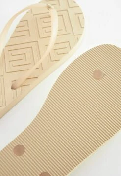 Next Monogram Detailing Standard - Sandalias De Dedo - Sand Natural -Tienda De Moda Femenina 3cef1028e70342259ab416e322871ffd