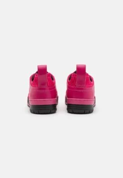 MOSCHINO Zapatillas - Fuxia -Tienda De Moda Femenina 471b1a15994c4e53a784e96baa322ac4