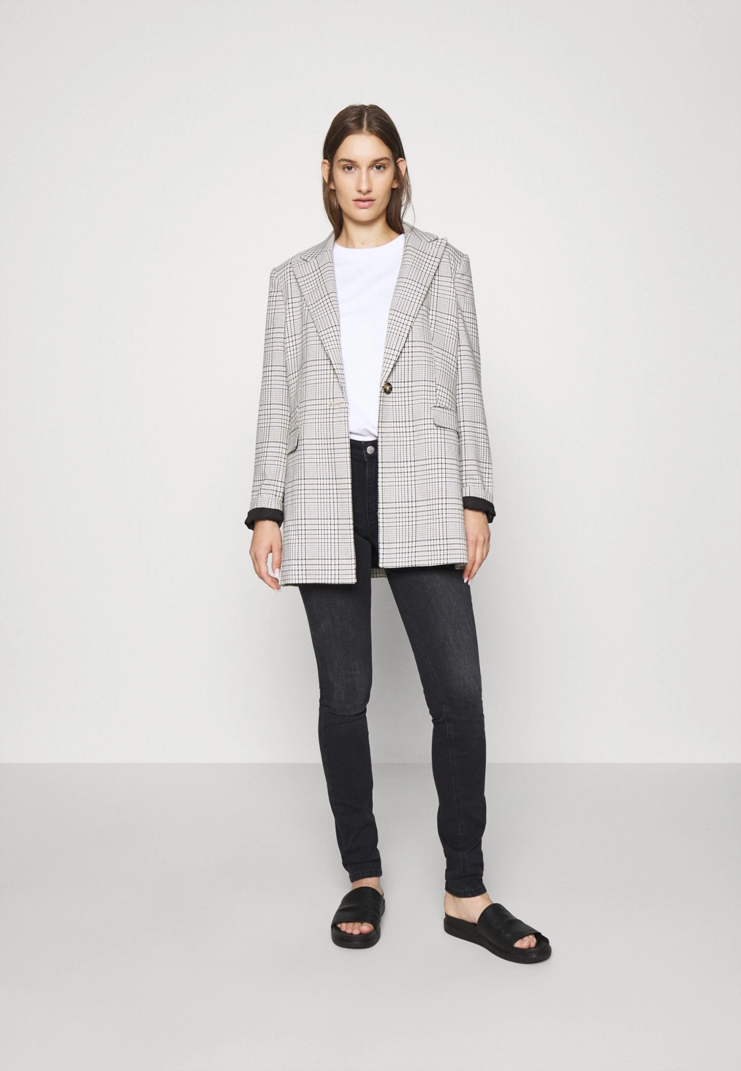 Calvin Klein Jeans Mid Rise Skinny - Vaqueros Pitillo - Washed Black 4 Calvin Klein Jeans Mid Rise Skinny - Vaqueros Pitillo - Washed Black - Imagen 2