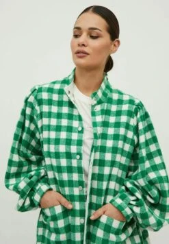 Vila Abrigo Corto - Jelly Bean 11 Vila Abrigo Corto - Jelly Bean -Tienda De Moda Femenina 51dfea68768c46dba6271265a317afc3