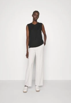 Filippa K V-Neck Tank- Top - Black 14 Filippa K V-Neck Tank- Top - Black -Tienda De Moda Femenina 5cf52c3788234e0c9ba1f86294de7e6b