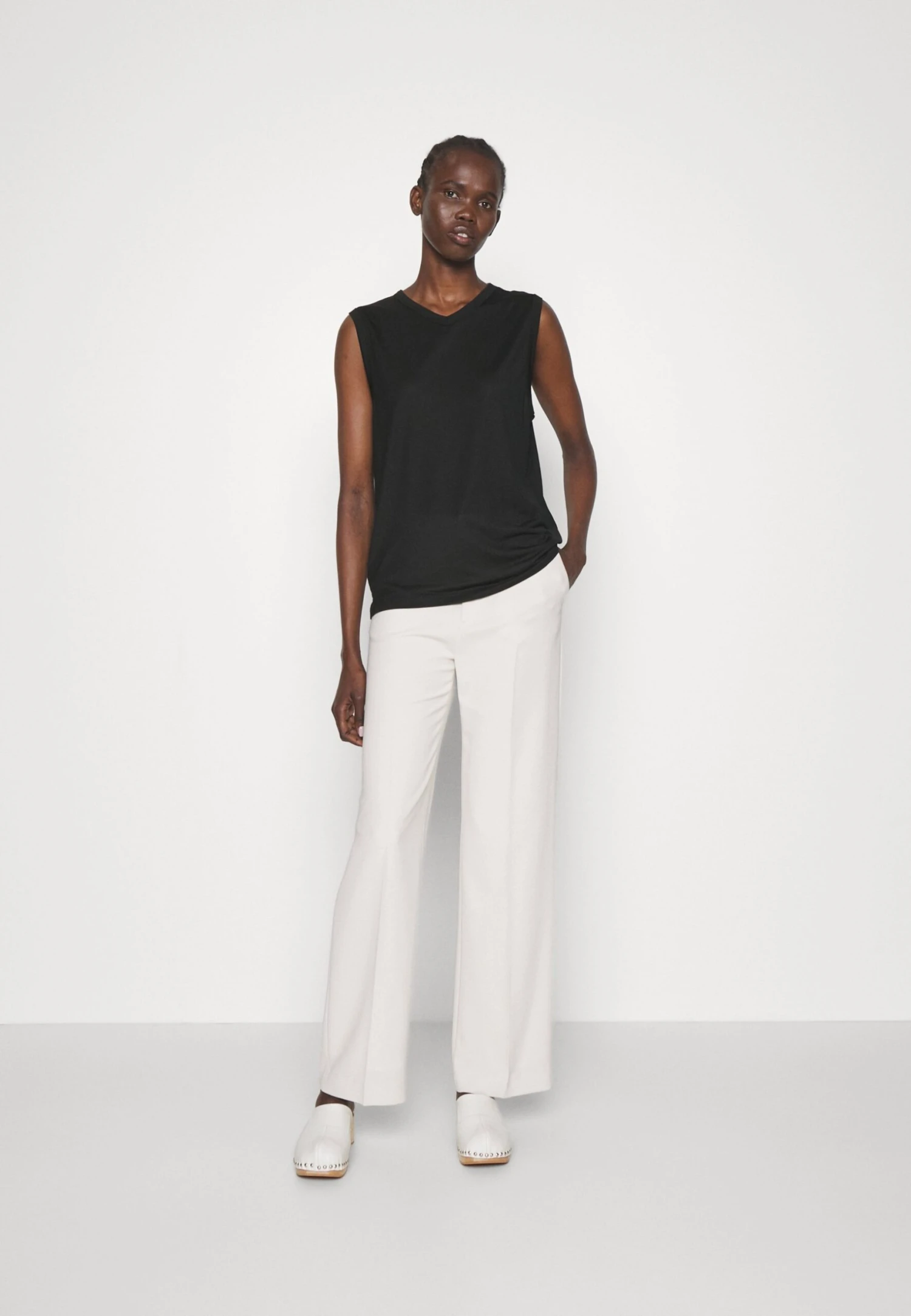 Filippa K V-Neck Tank- Top - Black 7 Filippa K V-Neck Tank- Top - Black - Imagen 5