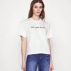 7 For All Mankind Mankind Tee- Camiseta Estampada - White 1 7 For All Mankind Mankind Tee- Camiseta Estampada - White -Tienda De Moda Femenina 6476329a48654706895eebf3f117440b