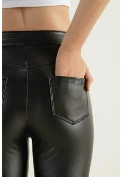 Five-Pocket-Thermo In Beschichteter Optik - Pantalones - Black -Tienda De Moda Femenina 6dd1a9aabe5f4b58b94d3f9acd37a8bb