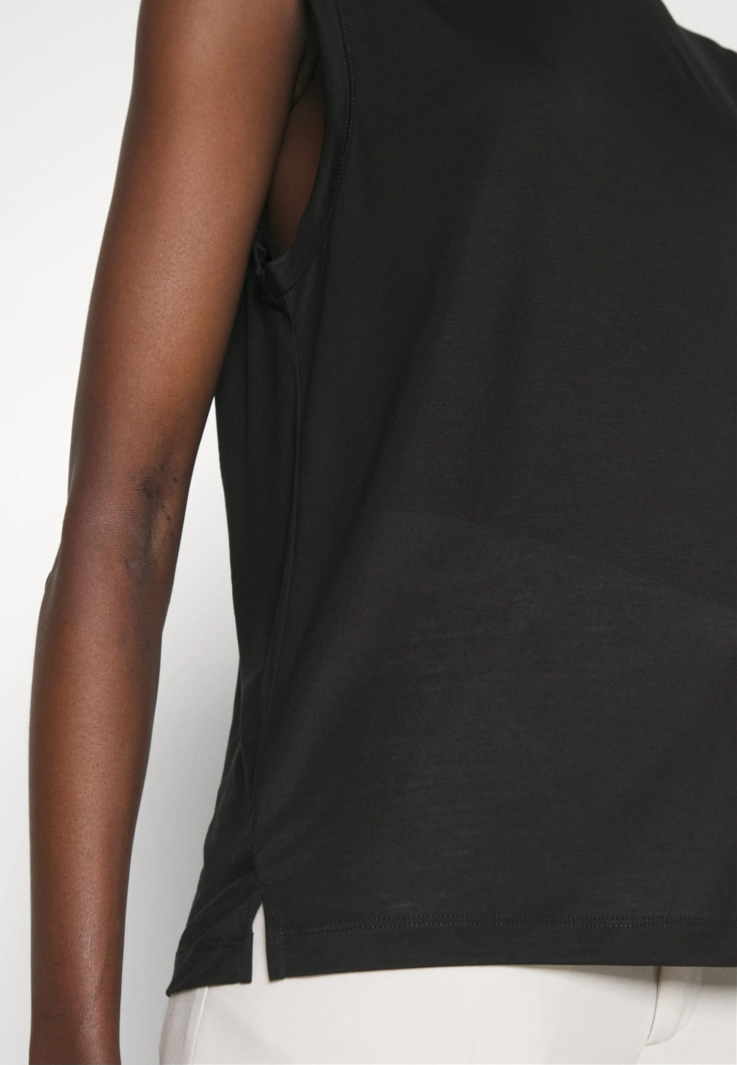 Filippa K V-Neck Tank- Top - Black 10 Filippa K V-Neck Tank- Top - Black - Imagen 8