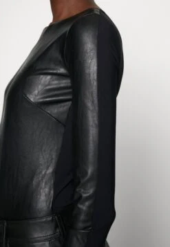 MM6 Maison Margiela Camiseta De Manga Larga - Black 17 MM6 Maison Margiela Camiseta De Manga Larga - Black -Tienda De Moda Femenina 72eea37c4be64fddba0fbe3caa093db0