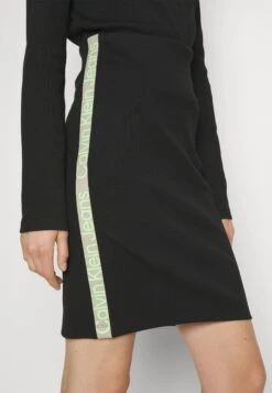 Calvin Klein Jeans Minifalda - Calvin Klein Black -Tienda De Moda Femenina 73d3237122ca4f268aea11a3525842fb