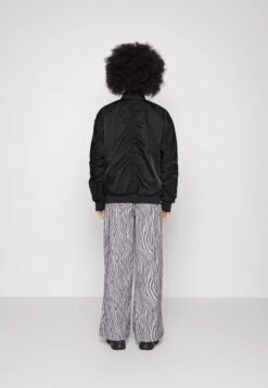 Nike Sportswear Reversible - Chaquetas Bomber - Black -Tienda De Moda Femenina 86d6c1d279534741bdff1a9ba30091f5