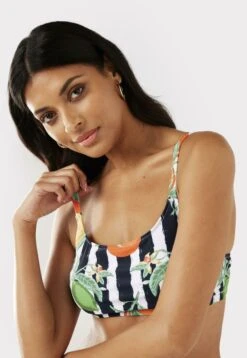 Top De Bikini - Navy 13 Top De Bikini - Navy -Tienda De Moda Femenina 8bfc5572e52c4f5c9c578922a0f8e348