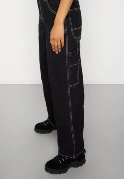 Rikki Straight Legged Pants - Vaqueros Rectos - Black -Tienda De Moda Femenina 9016aca89fd94d4495bcf1bcf8e02f96