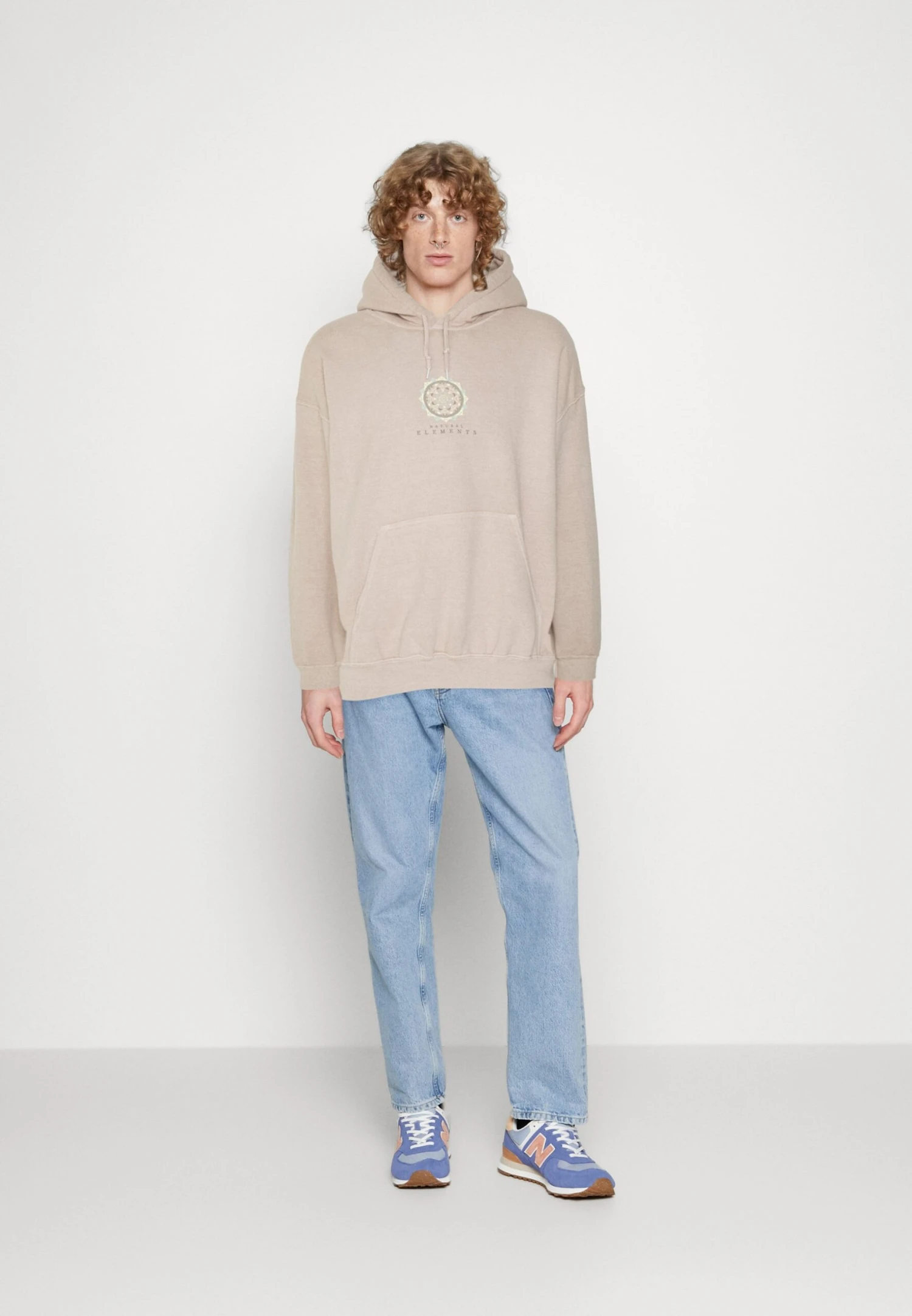 BDG Urban Outfitters Mandala Hoodie Unisex - Jersey Con Capucha - Beige 4 BDG Urban Outfitters Mandala Hoodie Unisex - Jersey Con Capucha - Beige - Imagen 2