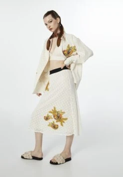 Twist Embroidered With Patch - Falda Acampanada - Ecru -Tienda De Moda Femenina 96b037fc437749238e95a379dd3f8876