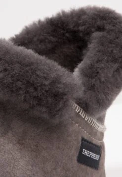 Shepherd Bella - Pantuflas - Asphalt 15 Shepherd Bella - Pantuflas - Asphalt -Tienda De Moda Femenina 9c764fe9f6f943b0a26622a01c976c0a