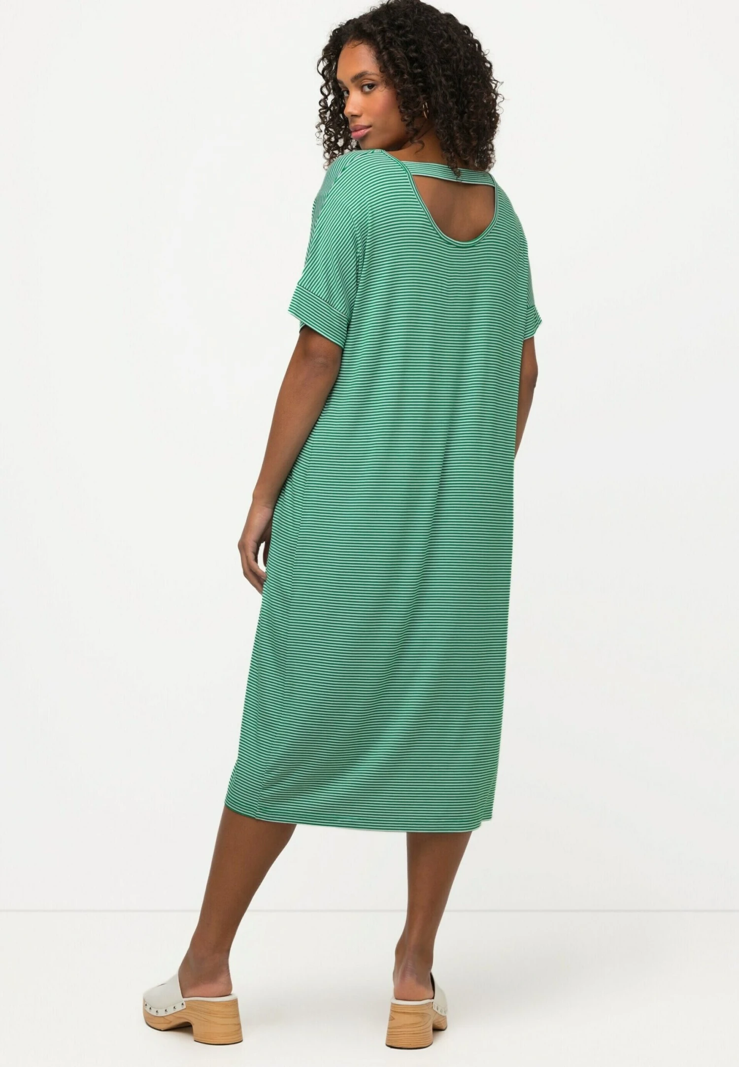 Ulla Popken Vestido Ligero - Vert Émeraude 5 Ulla Popken Vestido Ligero - Vert Émeraude - Imagen 3