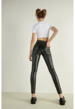 Five-Pocket-Thermo In Beschichteter Optik - Pantalones - Black -Tienda De Moda Femenina a177b8b98122487983d30b53049f430f