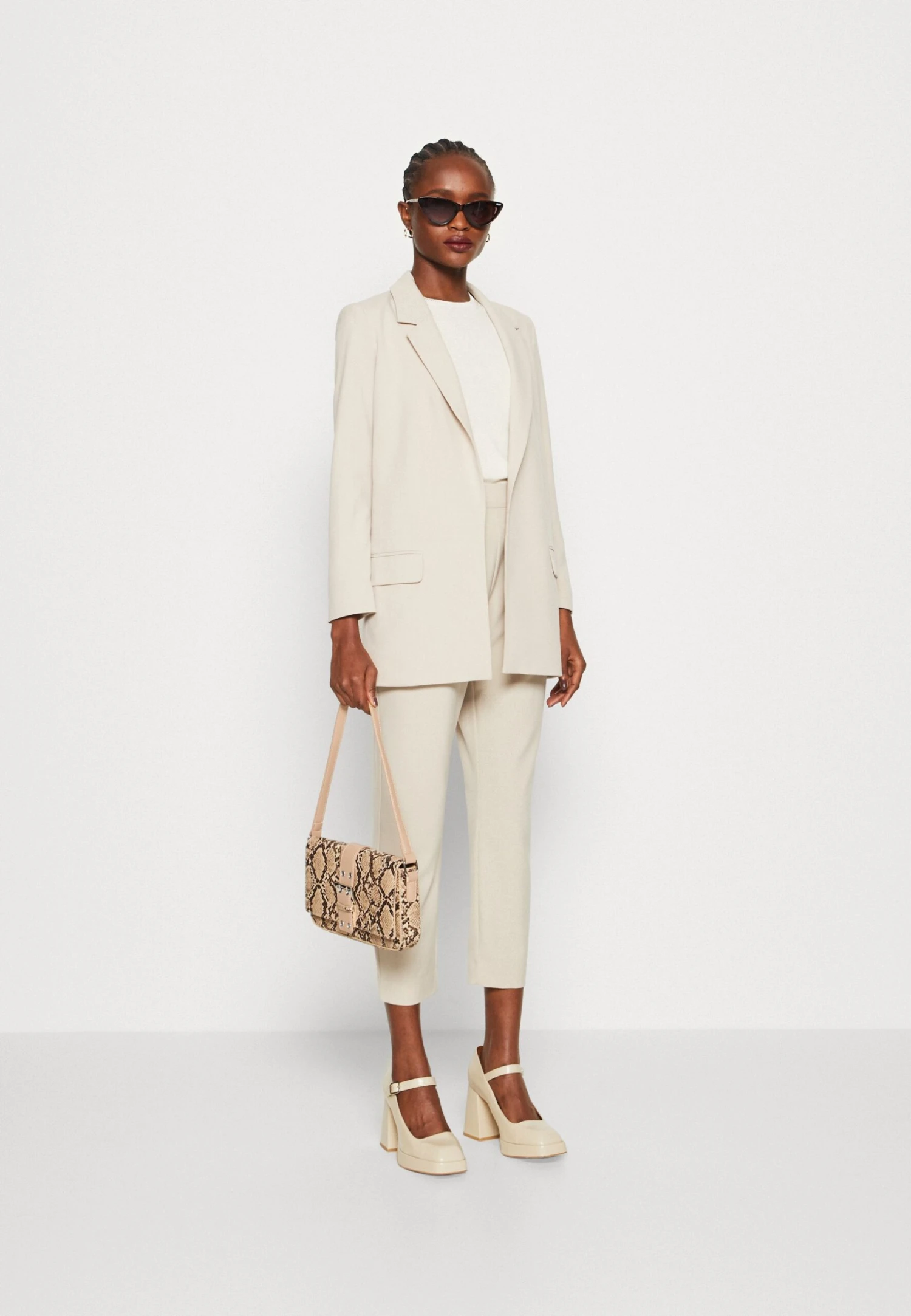 AllSaints Aleida Tri - Blazer - Pale Taupe 4 AllSaints Aleida Tri - Blazer - Pale Taupe - Imagen 2