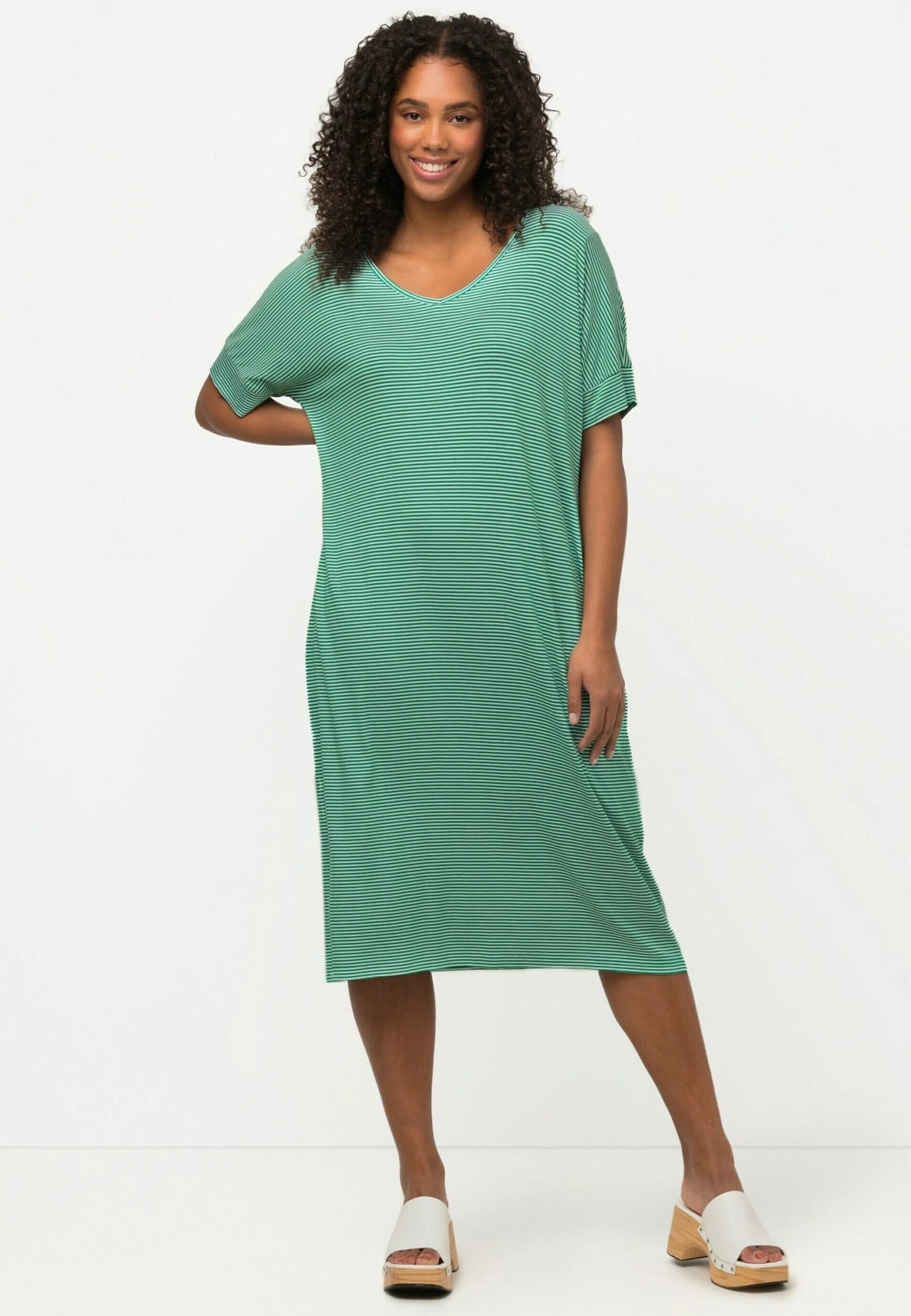 Ulla Popken Vestido Ligero - Vert Émeraude 4 Ulla Popken Vestido Ligero - Vert Émeraude - Imagen 2