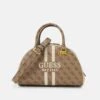Guess Mildred Bowler - Bolso De Mano - Latte Logo 2 Guess Mildred Bowler - Bolso De Mano - Latte Logo -Tienda De Moda Femenina b7913f781a514bc285958f20a6a912de
