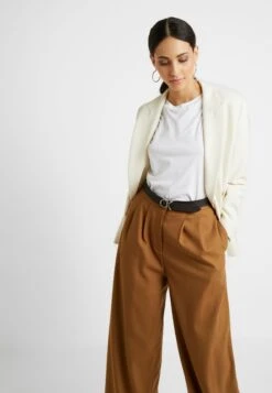 Calvin Klein Mono Belt - Cinturón - Brown 8 Calvin Klein Mono Belt - Cinturón - Brown -Tienda De Moda Femenina bcb2cc1e40894a659375eab8d89f55b1