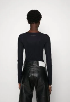 MM6 Maison Margiela Camiseta De Manga Larga - Black 13 MM6 Maison Margiela Camiseta De Manga Larga - Black -Tienda De Moda Femenina c681f96180aa4acba13fe5a07ebd29d5