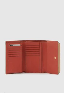Piquadro Dreifach Faltbare - Monedero - Cuoio 10 Piquadro Dreifach Faltbare - Monedero - Cuoio -Tienda De Moda Femenina c9e3e30f6b494ac58539de62616e6d1a