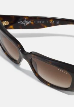 Hailey Bieber X Vogue Eyewear - Gafas De Sol - Dark Havana -Tienda De Moda Femenina cc8c78037f8a406f85a55b8b77e77835