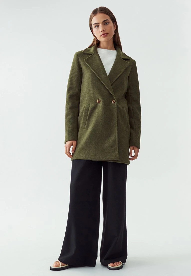 Calli Ashleigh- Abrigo Corto - Khaki 4 Calli Ashleigh- Abrigo Corto - Khaki - Imagen 2