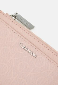 Calvin Klein Monedero - Cafe Au Lait Mono -Tienda De Moda Femenina e34e6f36b9eb47ed933edee3b997aea3