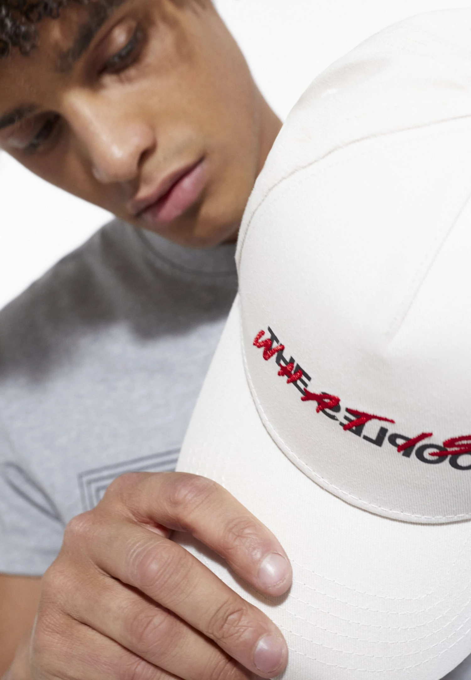 THE KOOPLES What Is En - Gorra - Ecru 4 THE KOOPLES What Is En - Gorra - Ecru - Imagen 2