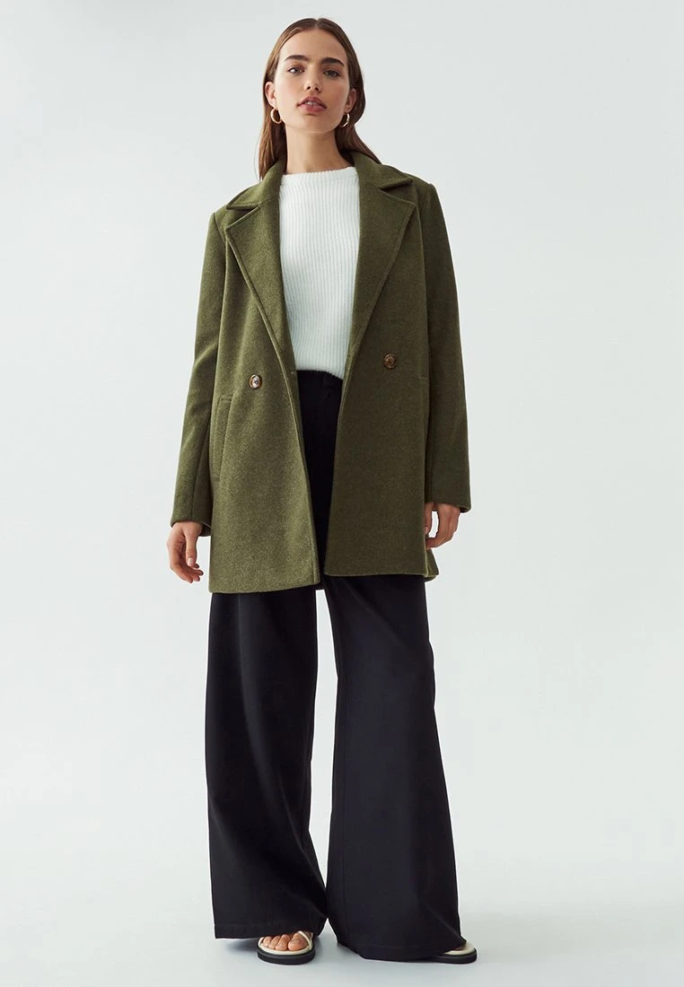 Calli Ashleigh- Abrigo Corto - Khaki 3 Calli Ashleigh- Abrigo Corto - Khaki