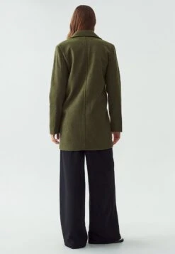 Calli Ashleigh- Abrigo Corto - Khaki 10 Calli Ashleigh- Abrigo Corto - Khaki -Tienda De Moda Femenina f8d48868054d4861b831be8b9dd22a2c