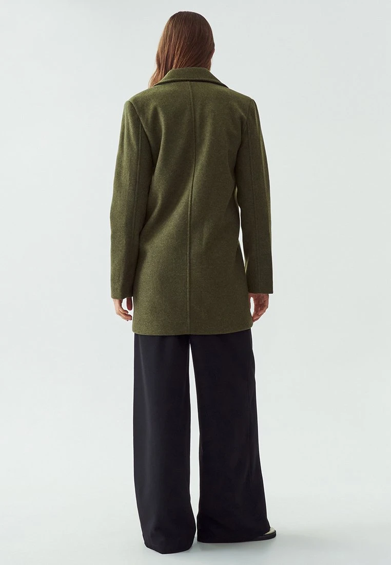 Calli Ashleigh- Abrigo Corto - Khaki 5 Calli Ashleigh- Abrigo Corto - Khaki - Imagen 3